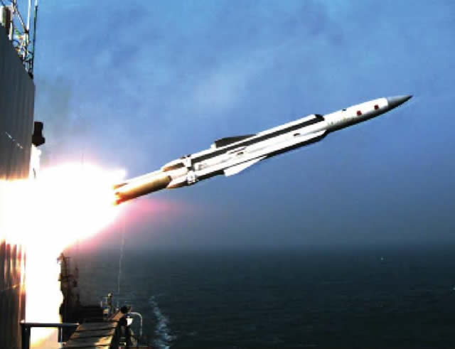 Tên lửa YJ-12 của Trung Quốc diệt mục tiêu trên biển. Ảnh: Đất việt 