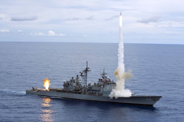 Tàu tuần dương Ticonderoga phóng tên lửa diệt mục tiêu chính xác. Ảnh: Infonet 