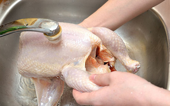 Không nên rửa thịt gà vì có thể nhiễm vi khuẩn gây ngộ độc thực phẩm. Ảnh minh họa 