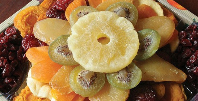  Thời tiết lạnh không nên ăn hoa quả sấy khô sẽ dễ nhiễm khuẩn hơn. Ảnh minh họa