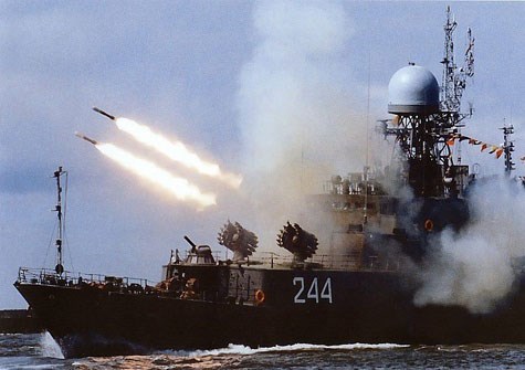 Tổ hợp bom-rocket chống ngầm RBU-6000 của Nga nã đạn kinh hoàng ngoài biển. Ảnh: Giáo dục Việt Nam 