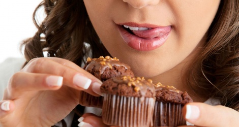 Cảm giác thèm ăn đồ ngọt, chua, mặn hay đá lạnh chính là dấu hiệu cảnh báo cơ thể bạn đang gặp vấn đề về sức khỏe. Ảnh minh họa 
