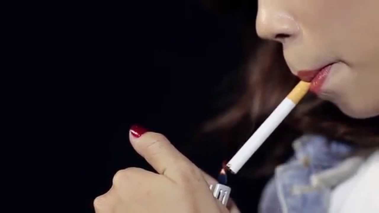  Phụ nữ hút thuốc lá có nguy cơ khó sinh sản. Ảnh minh họa