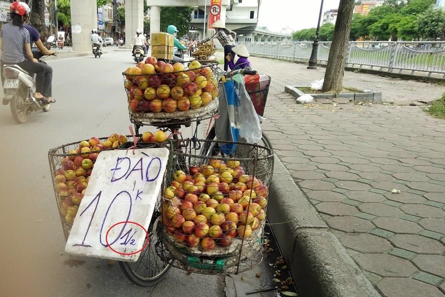Hà Nội vẫn bán trái cây sử dụng hóa chất cấm rất nhiều. Ảnh: Lao động 