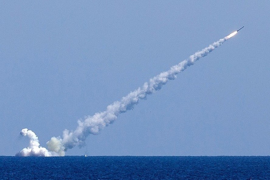 Tàu ngầm Nga phóng tên lửa ngoài biển. Ảnh: Lao động