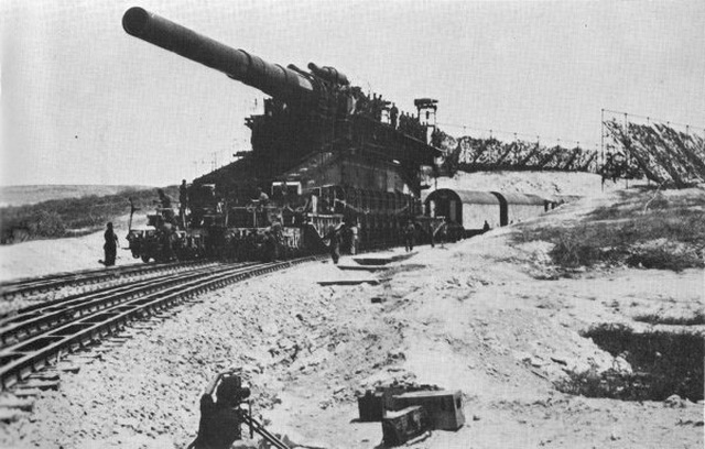 Khẩu siêu pháo Schwerer Gustav lớn nhất thế giới thời chiến tranh. Ảnh: Đại Lộ