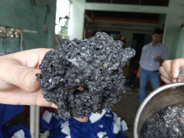  Sau khi đốt số gạo từ thiện lên đã bị cháy đen và chảy nhựa. Ảnh: Dân trí