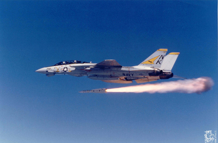 Tên lửa AIM-54 Phoenix có tầm bắn lên tới 190km. Ảnh: Kiến thức 