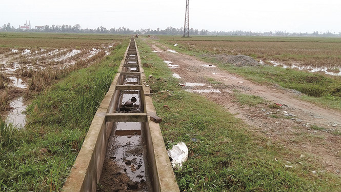 Tuyến kênh Nam Bố Sơn nối Lương Đồng có đường lớn kề bên vẫn được trả phí đào móng thủ công gần 69 triệu đồng và hàng trăm triệu đồng vận chuyển đất. 
