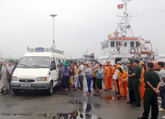 Ngư dân bị thiệt mạng trong vụ chìm tàu Bình Định được đưa lên bờ. Ảnh: NLĐ