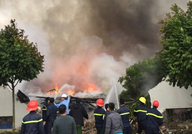 Cháy lớn tại Công ty CP bánh kẹo Tràng An 3 - Việt Nam. Ảnh: Dân trí