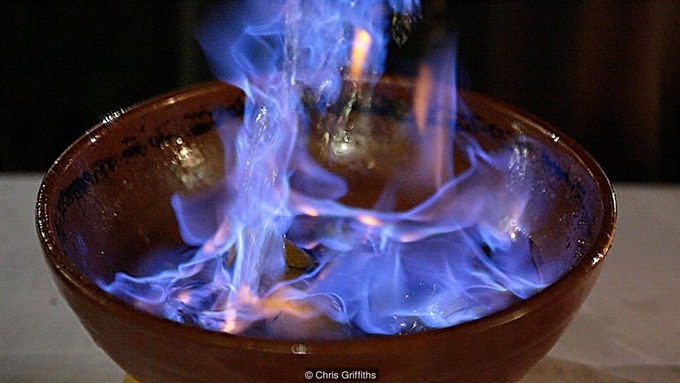  Uống ngọn lửa xanh của người Galicia nhằm xua đuổi quỷ dữ trở thành nghi lễ bí ẩn bao đời nay. Ảnh: VnExpress