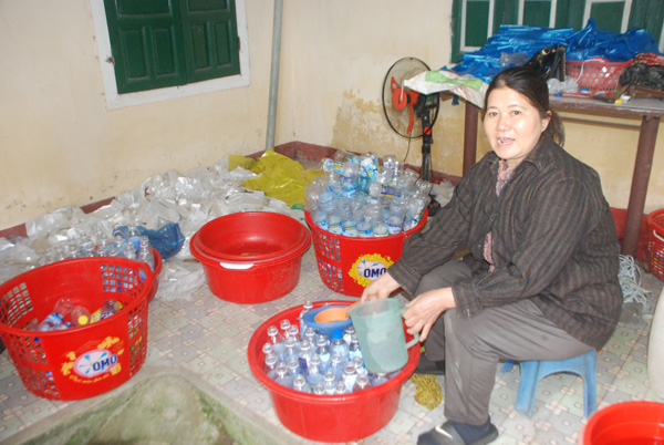 Mỗi ngày cơ sở chế biến dấm gạo từ nước lã và axit của nhà bà Loan xuất đi thị trường 200 chai. Ảnh: CAND
