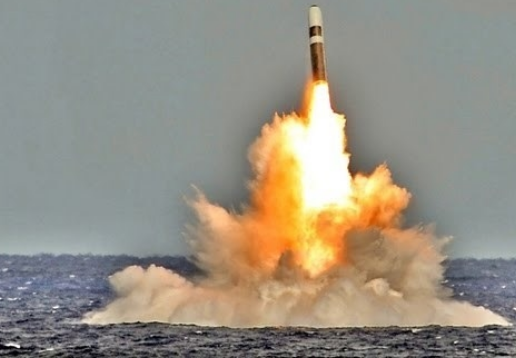  Tên lửa đạn đạo Mỹ khai hỏa trên biển. Ảnh: Đất việt