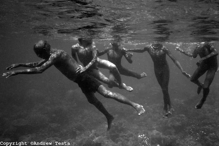  Bộ tộc Moken bơi dưới biển như những chú cá. Ảnh: VTC News