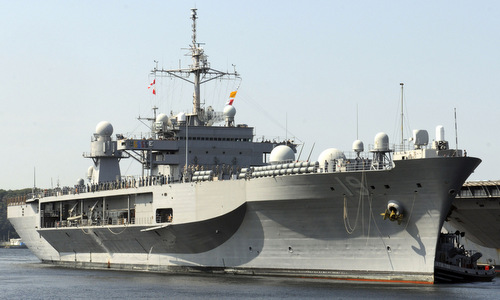  Tàu chỉ huy USS Blue Ridge được coi là vũ khí bộ não của Mỹ. Ảnh: VnExpress