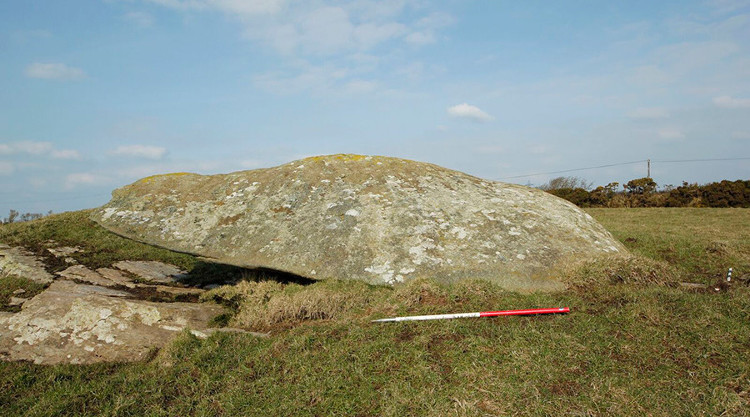 Phiến đá bí ẩn được phát hiện tại Anh. Ảnh: VTC News
