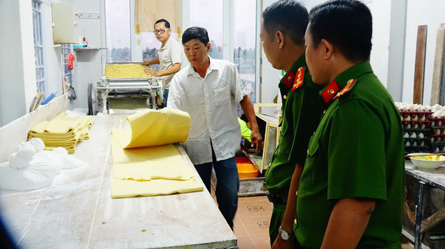  Lực lượng chức năng Cần Thơ đã phát hiện cơ sở sản xuất mì sợi chứa hàn the. Ảnh: Dân trí