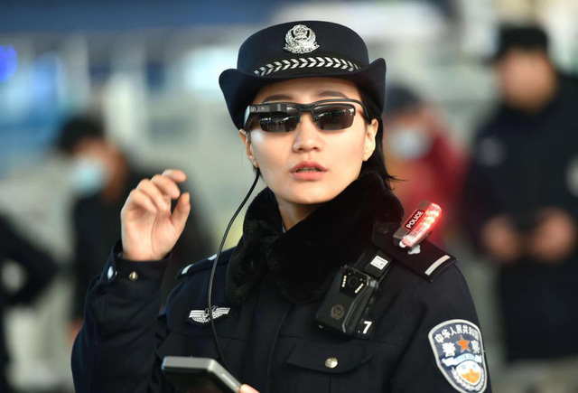 Cảnh sát Trung Quốc đeo kính thần kỳ dò tội phạm. Ảnh: Tuổi Trẻ