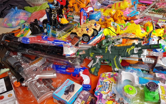  Đồ chơi nhựa bạo lực bán tràn đầy lễ hội làng Đồng Kỵ. Ảnh: Zing News