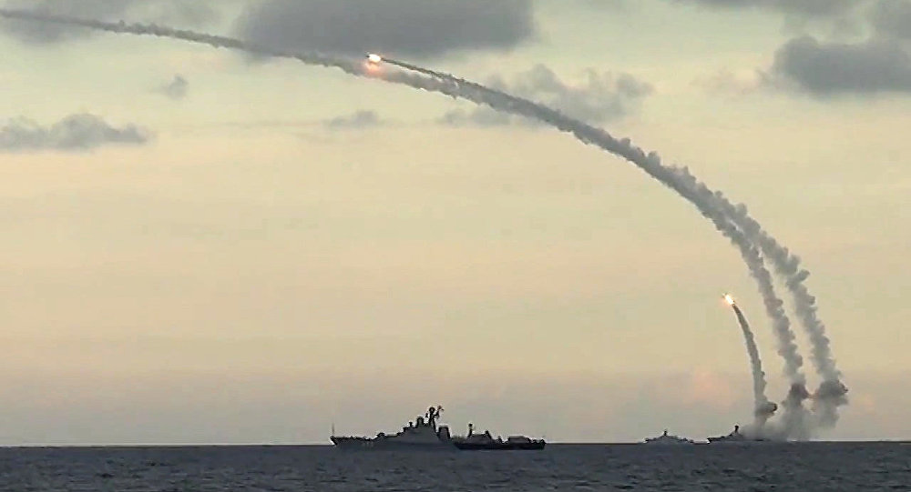  Tên lửa hành trình Nga phóng từ một chiến hạm ngoài biển. Ảnh: VTC News