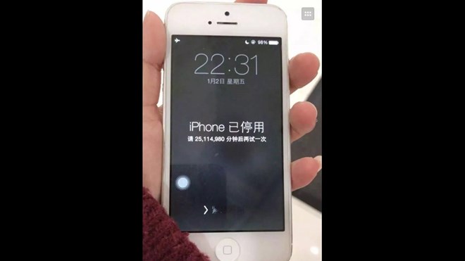  Chiếc điện thoại bị khóa của bà mẹ Trung Quốc do để con nghịch. Ảnh: TTXVN