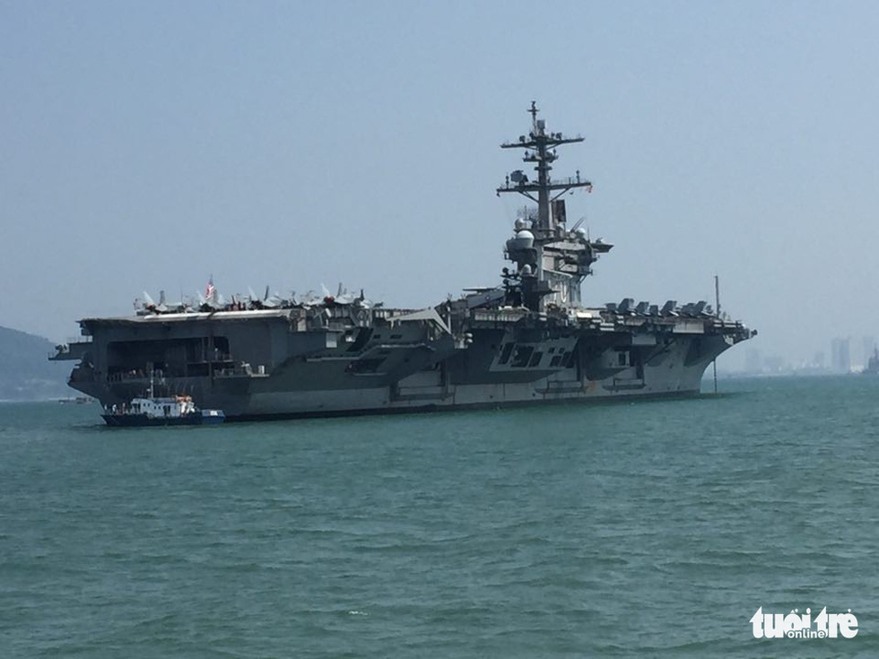 Tàu sân bay USS Carl Vinson cùng các chiến hạm hộ tống sáng nay đến vịnh Đà Nẵng. Ảnh: Tuổi trẻ 
