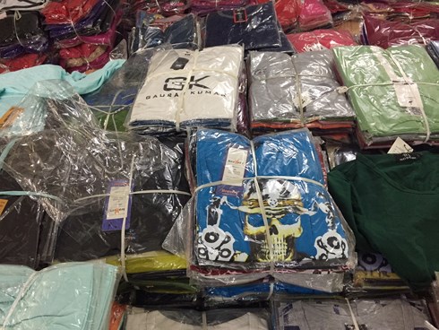 Quần áo nhái thương hiệu đang được bày bán rất nhiều ở Tam Hiệp, Phúc Thọ, Hà Nội. Ảnh: VOV 