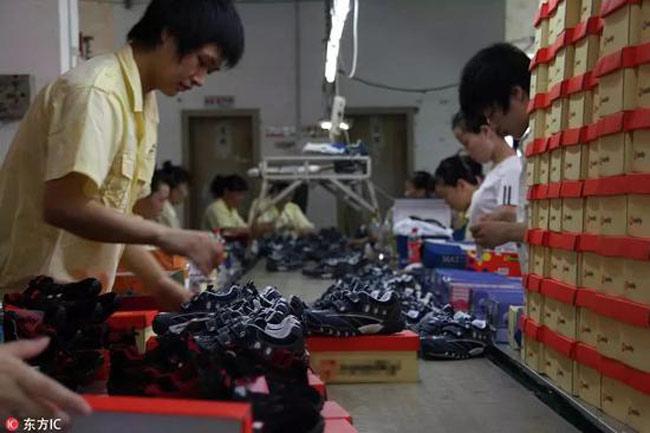  Một xưởng sản xuất giầy giả thương hiệu tại Trung Quốc. Ảnh: Khám Phá