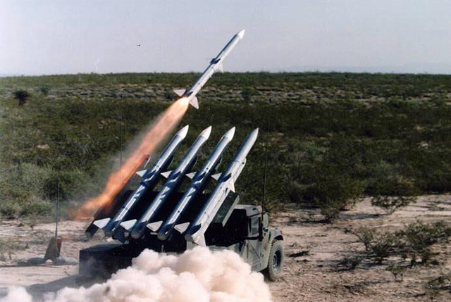  Hệ thống tên lửa phòng không ZRK SLAMRAAM khai hỏa diệt mục tiêu. Ảnh: Lao động