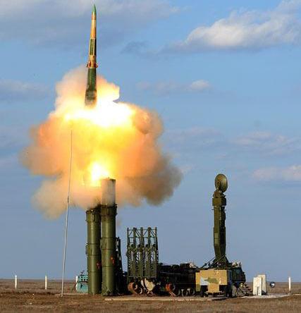  Hệ thống tên lửa S-300VM của Nga có khả năng đánh chặn cả tên lửa đang bay với tốc độ lớn. Ảnh: Đất Việt