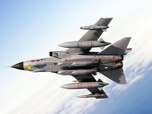  Tên lửa Storm Shadow trên tiêm kích của Anh dùng để tấn công Syria. Ảnh: ANTĐ