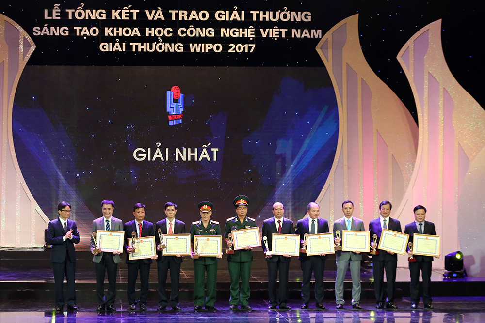 Ban Tổ chức Giải thưởng Sáng tạo khoa học công nghệ Việt Nam 2017 đã trao giải thưởng cho 40 công trình khoa học công nghệ. Ảnh: Chính Phủ 