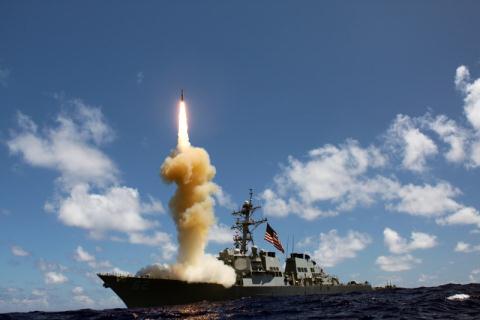  Tàu khu trục Milius bắn tên lửa ngoài khơi của Mỹ. Ảnh: Đất Việt