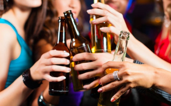 Bộ Y tế đã ra đề xuất cấm quảng cáo bia rượu trên mọi hình thức. Ảnh minh họa