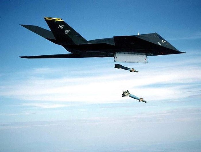  Máy bay Lockheed F-117A hoàn toàn tàng hình trước mọi radar. Ảnh: Lao động