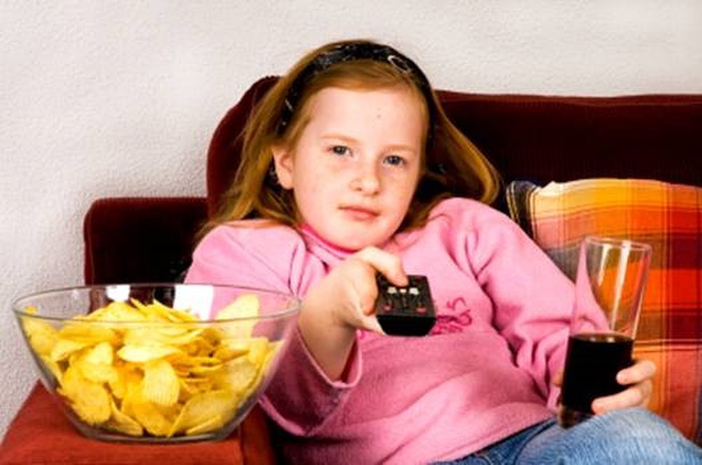 Trẻ nhỏ xem nhiều quảng cáo đồ ăn trên tivi dễ mắc những bệnh nguy hiểm. Ảnh minh họa 