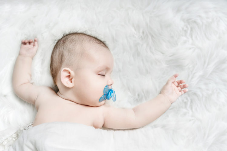  Núm vú bằng cao su giúp trẻ ngủ ngon nhưng tiềm ẩn nhiều nguy cơ gây hại cho trẻ. Ảnh minh họa