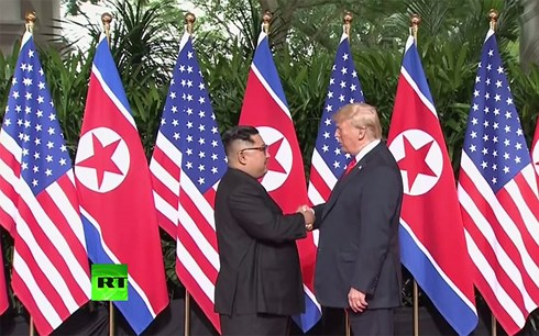 Hai nhà lãnh đạo Mỹ- Triều Tiên đã có cuộc bắt tay lịch sử. Ảnh: VOV