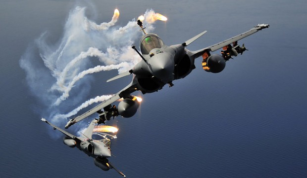 Máy bay chiến đấu của Pháp đang tung hoành tại Syria khiến phiến quân IS tan hoang. Ảnh: Lao động