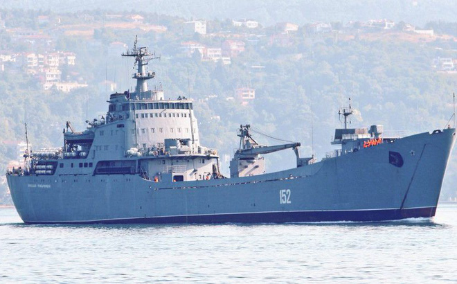 Tàu đổ bộ Nga chuyển kho vũ khí sang Syria. Ảnh: Trí thức trẻ