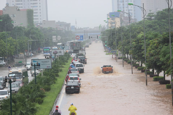 Hình ảnh cung đường 70 khu vực KĐT Xa La- TP Hà Nội ngập sâu khiến đoàn xe phải dẹp hết lên phần làn đường cao để đi. 