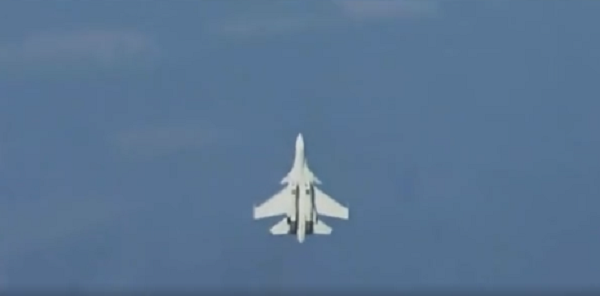 Tiêm kích Su-37 của Nga bay lượn trên bầu trời. 