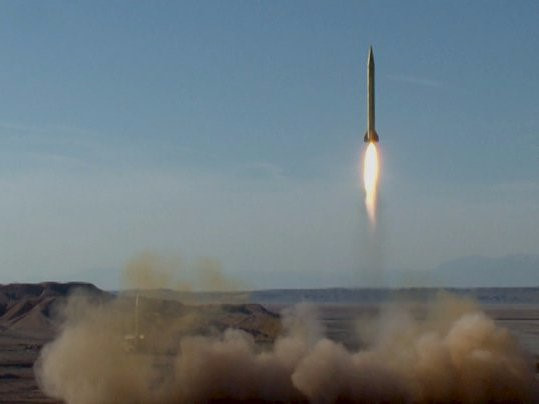  Tên lửa Iran phóng thử lần đầu tiên trong năm 2018 trước căng thẳng với Mỹ. 