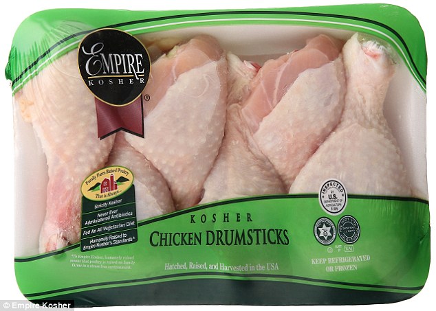 Mỹ cảnh báo người dân nên thận trọng khi ăn thịt gà sống. Ảnh: Dailymail