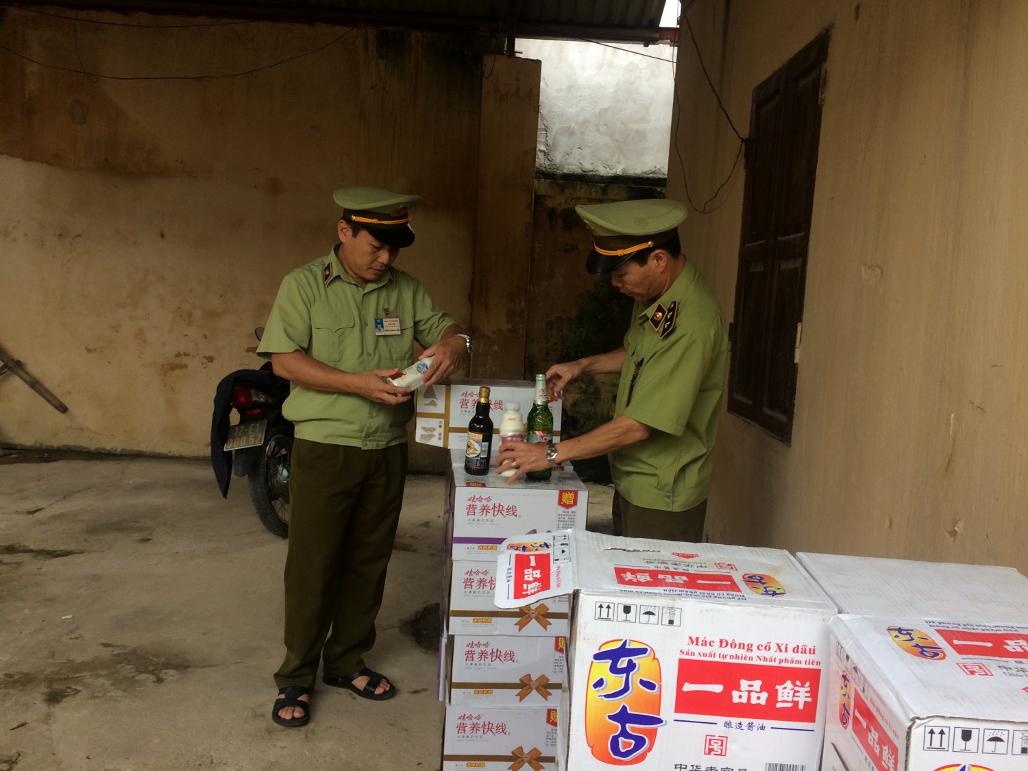  Đội Quản lý thị trường số 4 tỉnh Lạng Sơn tịch thu toàn bộ sản phẩm, thực phẩm nhập lậu
