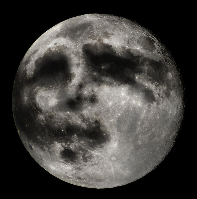 Hình ảnh lồi lõm trên trên Mặt trăng nhiều người hình dung như mặt người