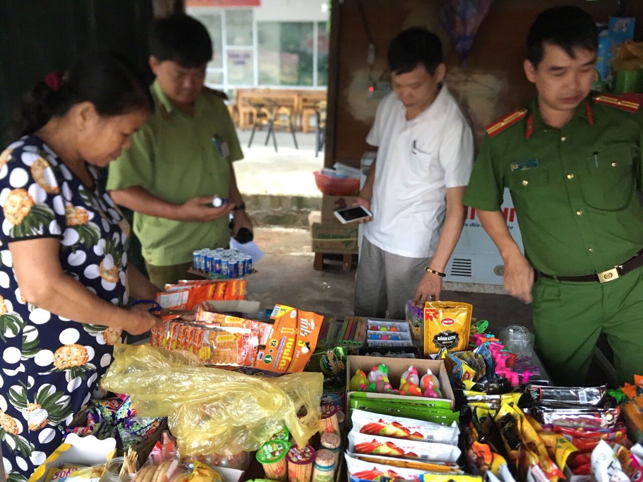 Đội Quản lý thị trường số 12 Lạng Sơn xử lý và tiêu hủy nhiều hàng hóa, thực phẩm vi phạm