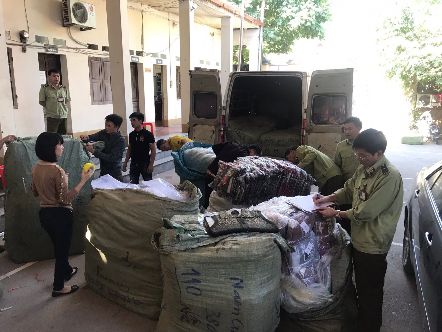  Lực lượng quản lý thị trường Lạng Sơn tiến hành kiểm tra lô hàng hóa nhập lậu 
