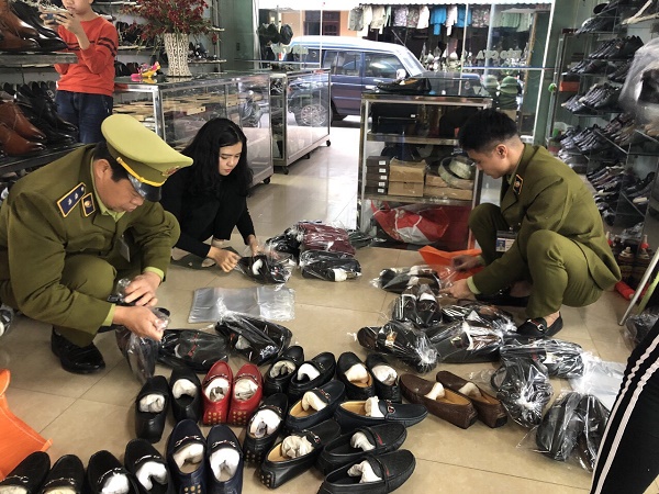 Đội Quản lý thị trường số 7 Lạng Sơn phát hiện và thu giữ lượng lớn giầy nam có dấu hiệu giả mạo nhãn hiệu nổi tiếng
